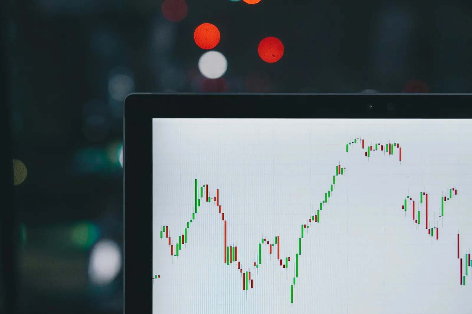 Screen showing a price chart with red and green bars